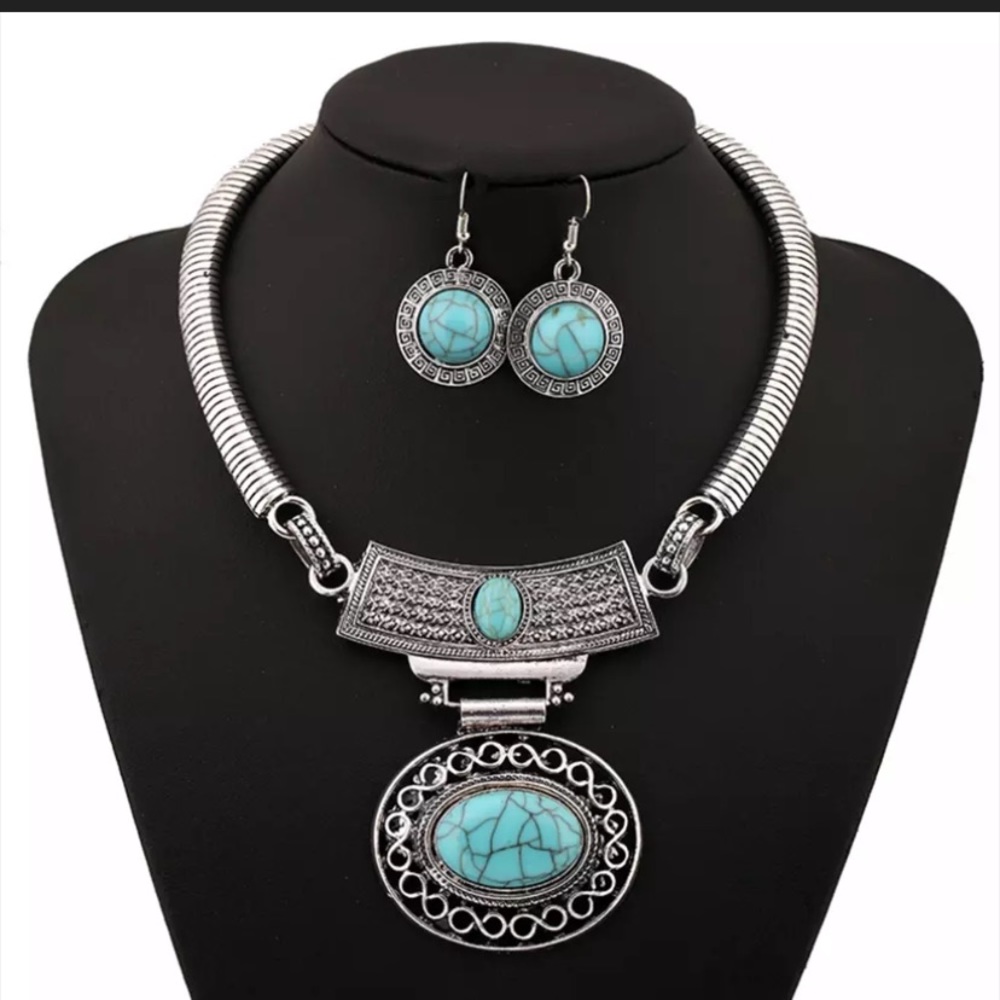 Statement necklace